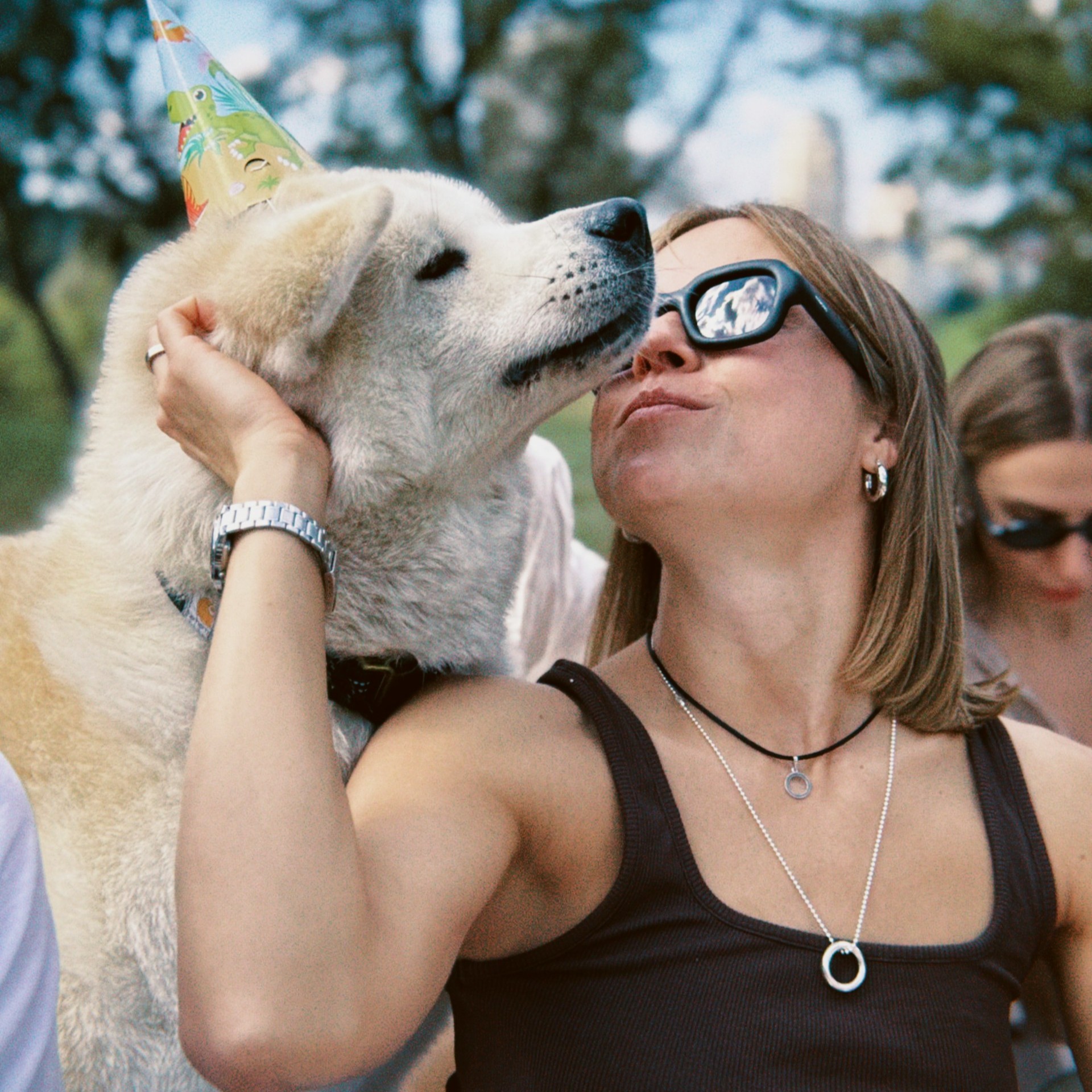 women-is-cuddling-her-dog